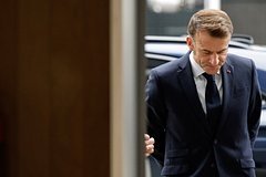 Макрон истеъфога чиқишга чақирилди