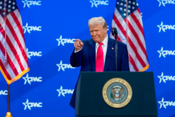 Трамп "Эрон ҳарбий раҳбарларига берилган зарба" видеосини эълон қилди