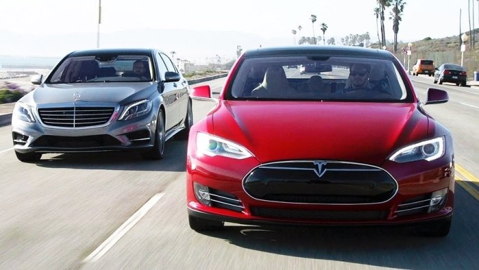 Tesla биринчи марта Mercedesни ортда қолдирди