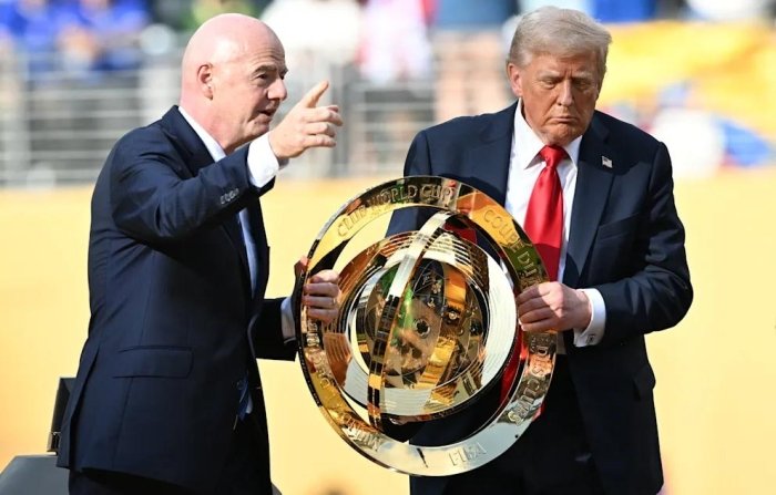 Tramp 2025 yilgi Klublar o‘rtasidagi futbol bo‘yicha jahon chempionati medali va kubogini olib qo‘ydi — The Guardian 