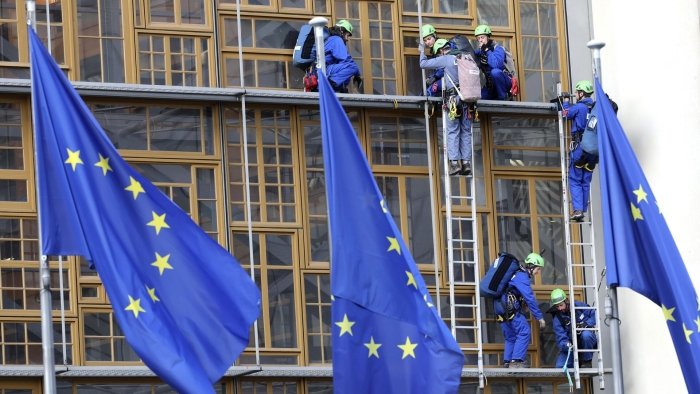 Европа Иттифоқи Киевга берилган кредитларни қайтариш манбасини эълон қилди