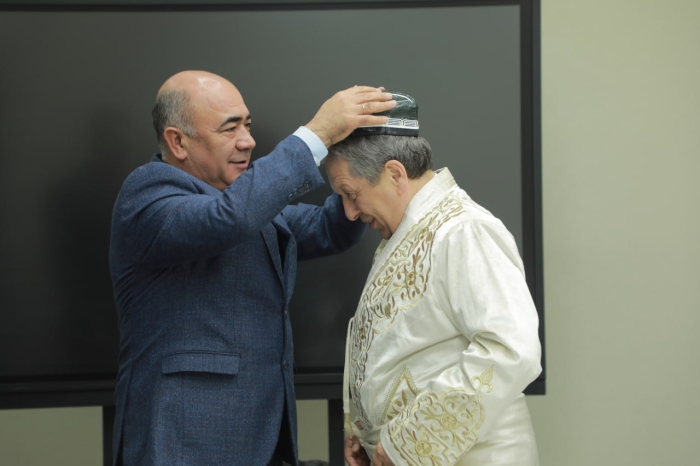 Зойир Мирзаев Россиянинг нефть компанияси раҳбарига дўппи кийдирди 