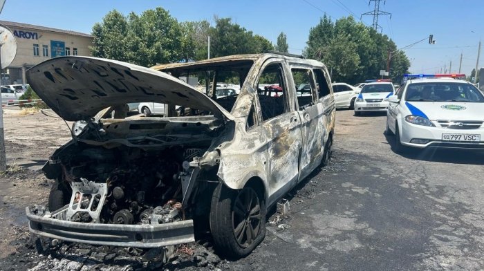 Toshkentda Mercedes-benz avtomashinasi yonib ketdi