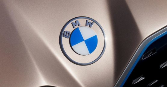Қора фон ўрнида шаффоф фон — BMW логотипини янгилади