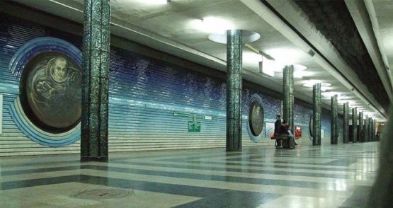 “Kosmonavtlar” stansiyasida metro poyezdi tutab ketdi