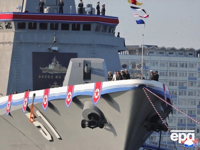 KXDRning suvga tushirilish chog‘ida ag‘darilib ketgan harbiy kemasi ta’mirlash uchun Rossiya bilan chegaraga yuborildi
