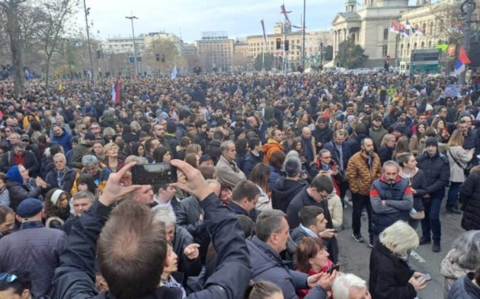 Сербиядаги намойишларда минглаб одамлар қатнашмоқда