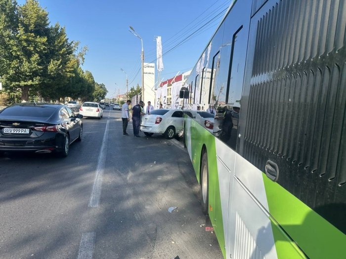 Qibrayda avtobus va Cobalt to‘qnashdi