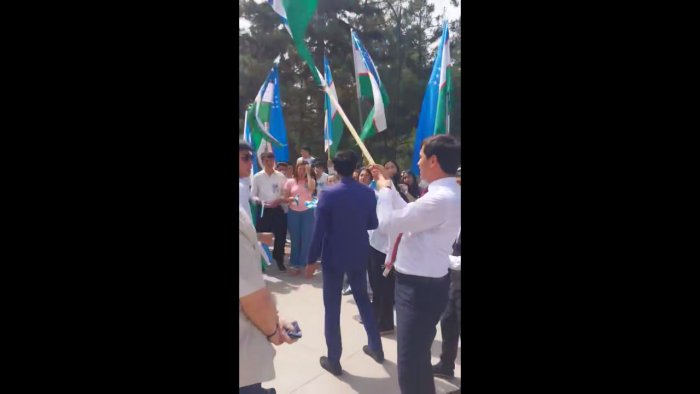 Xotira va qadrlash kunida O‘zbekiston bayrog‘i bilan chiqqan yoshlar rusparastlar qarshiligiga uchradi