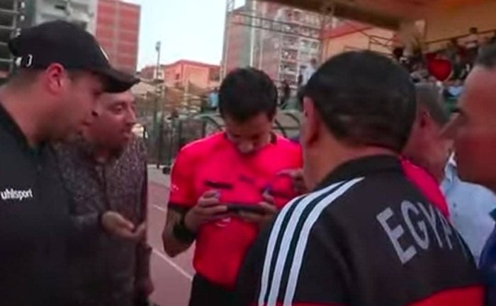 Misrda hakam penaltini bekor qilish uchun smartfondan foydalandi