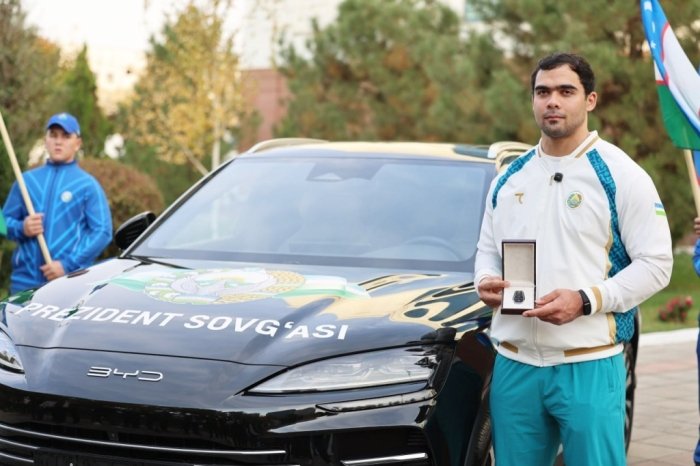 Og‘ir atletika. Jahon chempioni Akbar Jo‘rayev Prezidentdan BYD avtomobili va 15 ming dollar mukofot oldi Og‘ir atletika. Jahon chempioni Akbar Jo‘rayev Prezidentdan BYD avtomobili va 15 ming dollar mukofot oldi