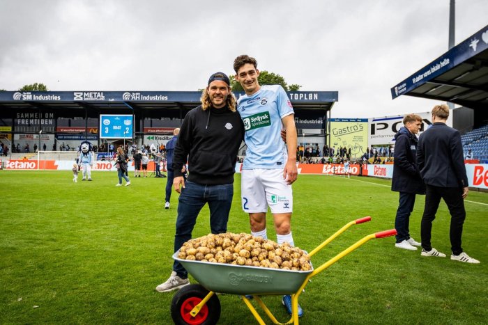 Daniyada uchrashuvning eng yaxshi futbolchisiga 55 kilo kartoshka berildi