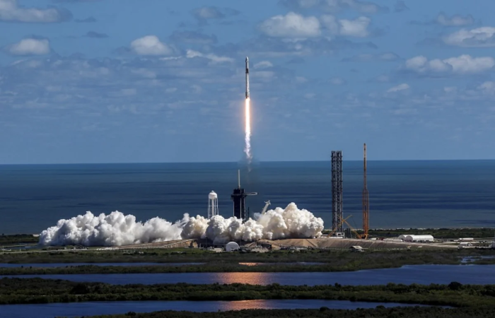 Amerikaning Cargo Dragon kosmik kemasi XKS bilan tutashadi va 2,3 tonna yukni yetkazib beradi
