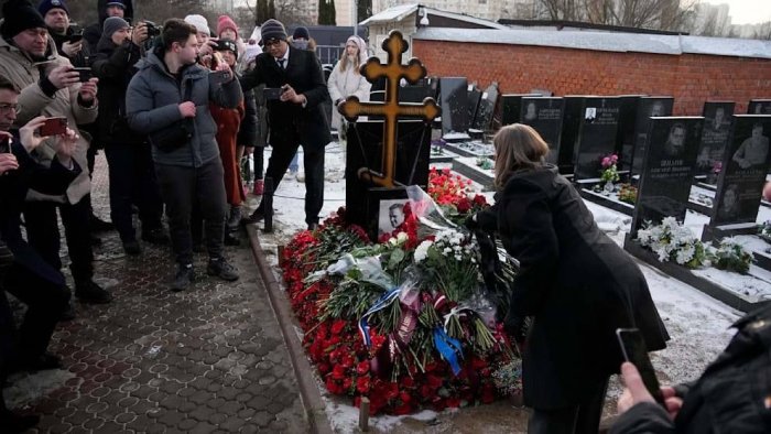 Bir yil oldin Rossiya qamoqxonasida vafot etgan Aleksey Navalniyning qabri boshiga yuzlab odamlar keldi