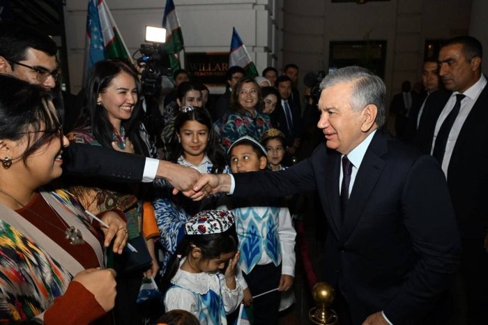 Вашингтон шаҳрига келган Шавкат Мирзиёевни АҚШда ишлаётган ва таълим олаётган ватандошларимиз кутиб олди (фото)