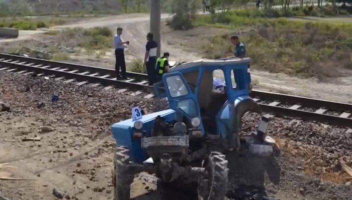 Farg‘onada traktor boshqarib poyezd bilan to‘qnashgan o‘quvchi halok bo‘ldi
