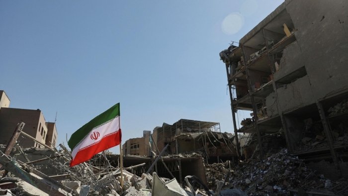 Eron oliy rahnamosini saylovchi organ binosi hujumga uchradi