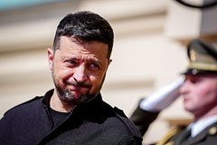 Makron Zelenskiyning yuzidan o‘pib xayrlashdi