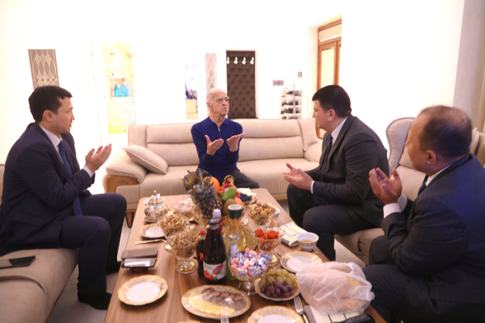 Маданият Вазирлиги раҳбарияти 86 ёшни қаршилаган Ўзбекистон халқ артисти Ёқуб Аҳмедовни табриклади