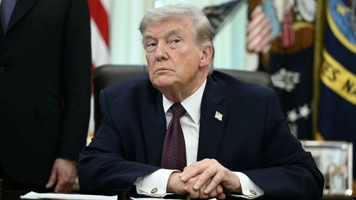 Трамп Ҳўрмуз бўғози ҳудудида блокадани амалга ошираётган АҚШ флотига яқинлашадиган Эрон кемаларини йўқ қилиш билан таҳдид қилди