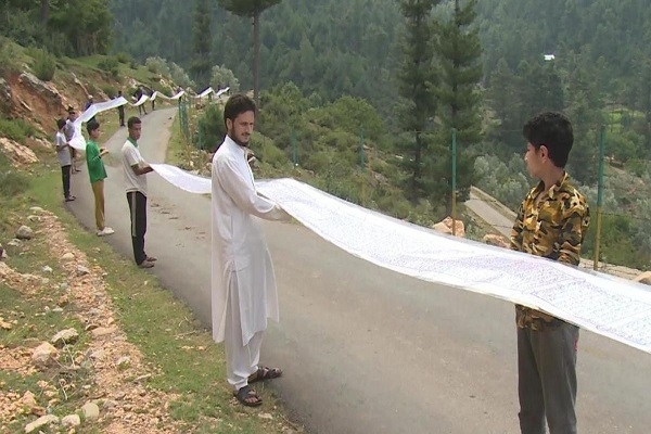 Kashmirlik xattot Qur’on Karimning 500 metrlik nusxasini yaratdi 