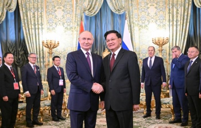 Лаос президенти Путинга 2та фил совға қилди 