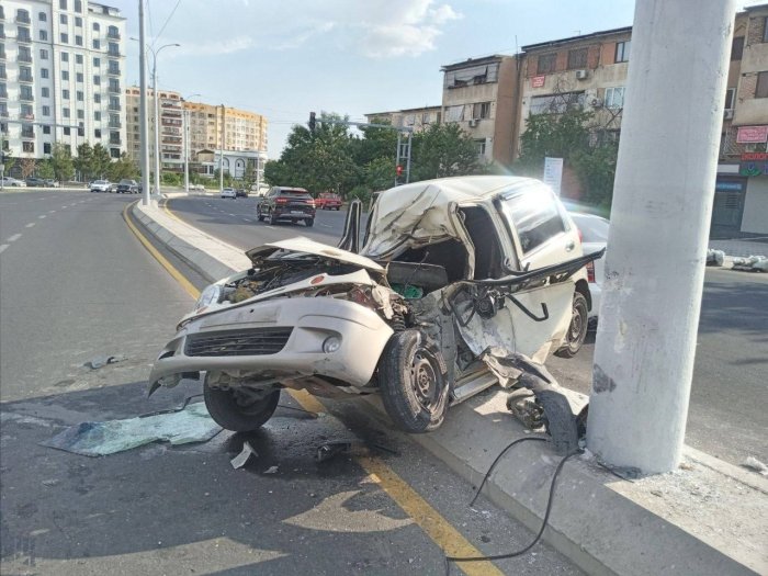 Toshkentda Matiz yo‘l o‘rtasidagi beton ustun bilan to‘qnashdi