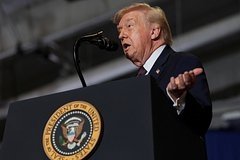 Трамп ФҚБ рейди учун АҚШ бюджетидан ўзига 1 млрд доллар талаб қилмоқчи