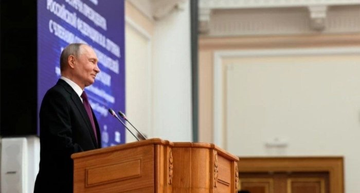 Путин депутатлар ва сенаторлардан тақиқларга “ўралашиб қолмаслик”ни сўради