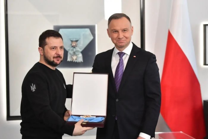 Варшавада Зеленскийни Польшанинг олий орденидан маҳрум қилишмоқчи