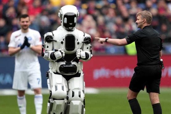 FIFA robotlar xizmatidan yon qanot hakami sifatida foydalanmoqchi