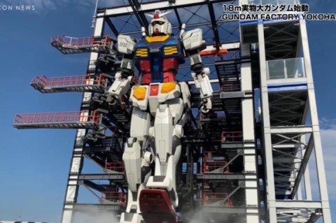 Yaponiyada 18 metrli robot namoyish etildi