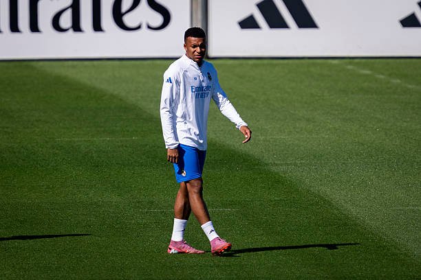 Mbappe mashg‘ulotlarga kechikdi