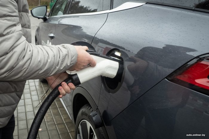 Elektromobilni yomg‘irda quvvatlantirsam, tok urib olsa-chi?..