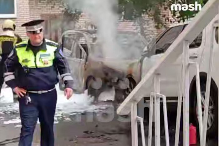 Москва марказида ичида ФСБ ходимлари бўлган машина портлаб кетди