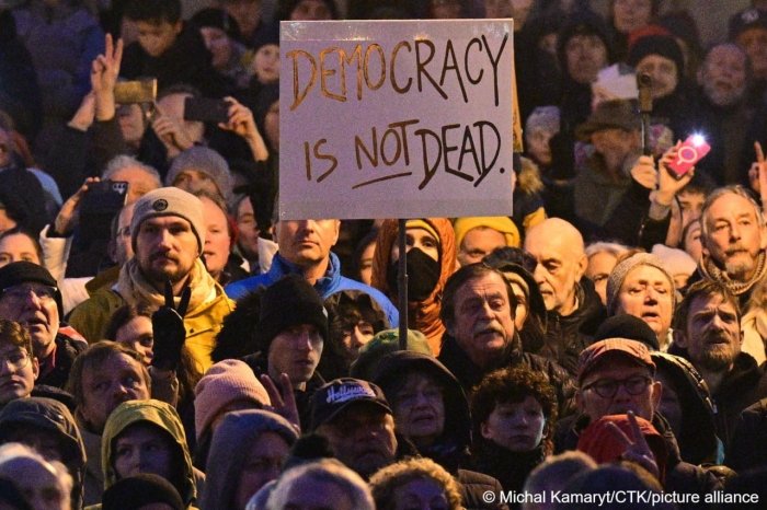 Чехия ва Словакияда норозилик намойишлари бўлиб ўтди