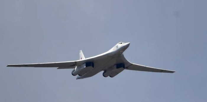 Putin modernizasiya qilingan Tu-160M   strategik raketa tashuvchisida parvoz qildi