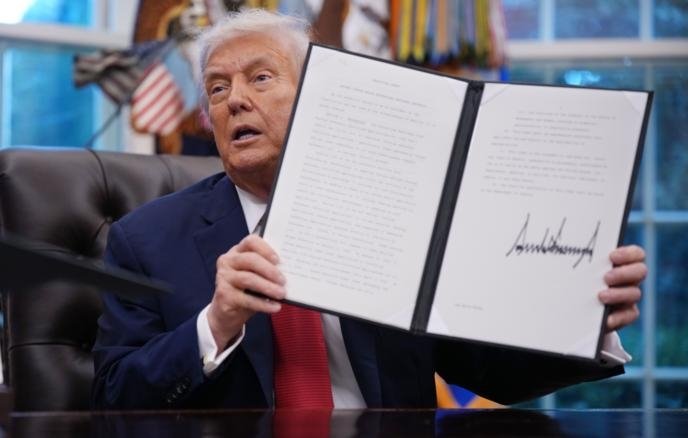 Биринчи марта амалдаги президентнинг имзоси АҚШ долларида пайдо бўлади