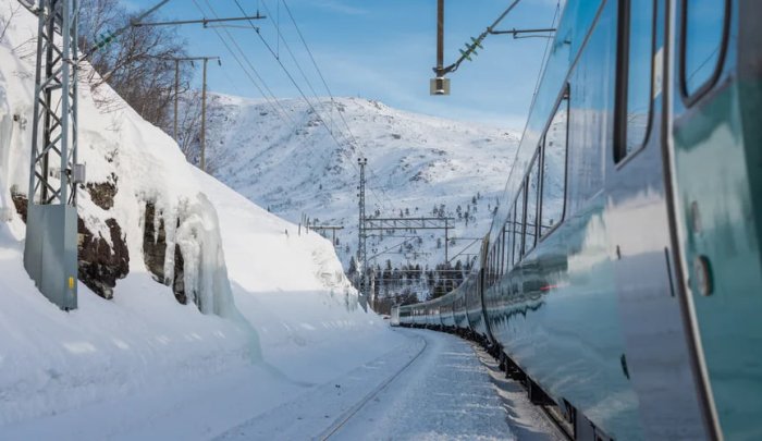 Norvegiya janubi-g‘arbida 100ga yaqin odam sovuq havoda poyezdda qolib ketdi