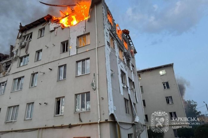 Rossiya dronlari Xarkovdagi ko‘p qavatli uyga zarba berdi