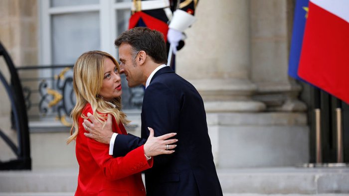 Italiya OAVlari Makronning Jorja Meloni bilan uchrashuvdagi harakatlarini keskin tanqid qildi