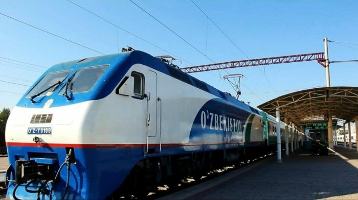 Сурхондарёда поездда йўловчи аёлга шилқимлик қилган чипта сотувчиси 5 суткага қамалди