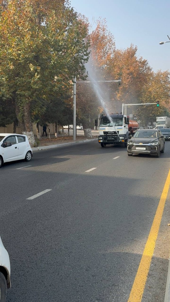 Тошкентда махсус техникалар ёрдамида асосий кўчаларга сув сепилмоқда