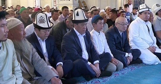 Prezident Sooronbay Jeenbekov hayit namoziga qatnashdi (video)