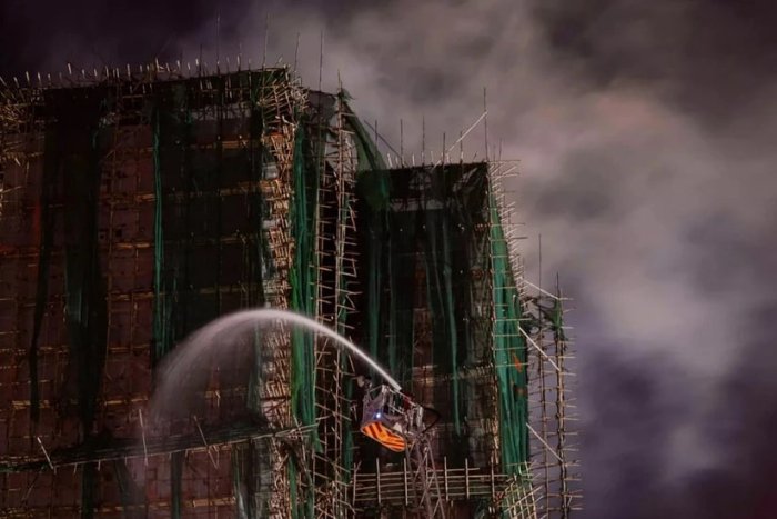 Гонконг полицияси турар-жой мажмуасида юз берган ёнғинга алоқадорликда гумон қилинган 14 кишини ҳибсга олди