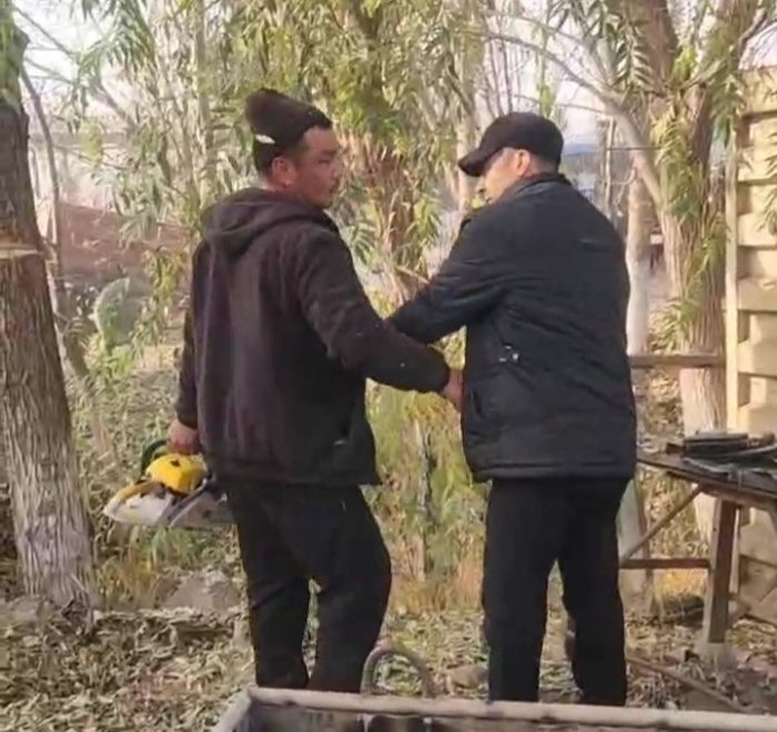 Ҳоким ўринбосари экология инспектотига куч ишлатди