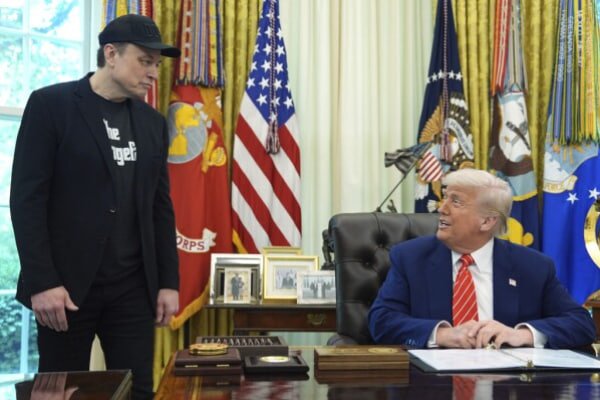 Tramp Maskka xayrlashuv chog‘ida nima sovg‘a qildi?
