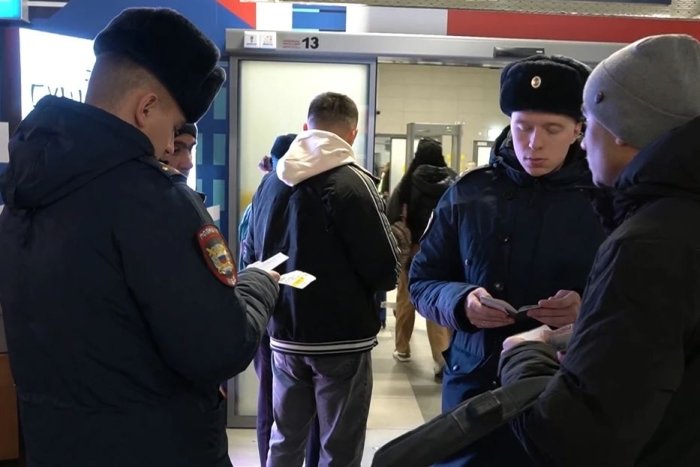 Chelyabinskda kelgan xorijliklarga harbiy xizmatga chaqiruv varaqalari aeroportda topshirildi 