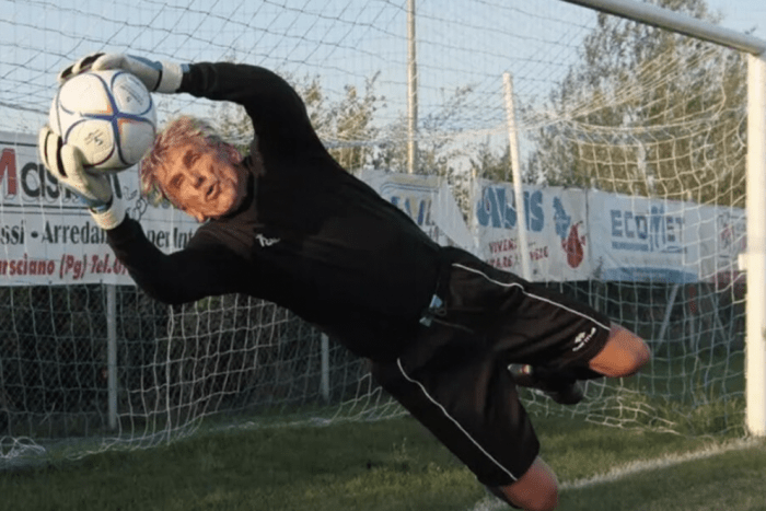 82 ёшли дарвозабон футболга қайтмоқчи