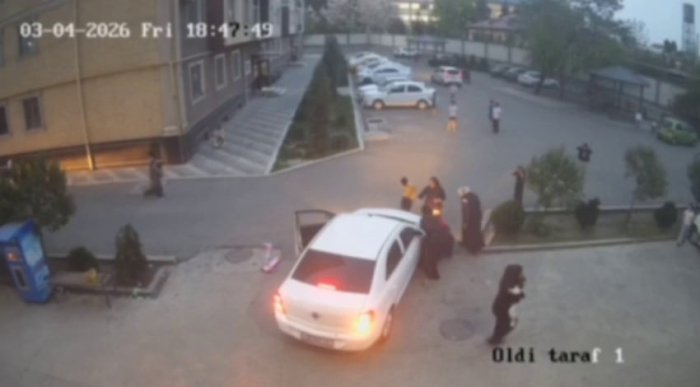 Andijonda haydovchi ayol o‘ynab yurgan ikki bolani urib yubordi (video)